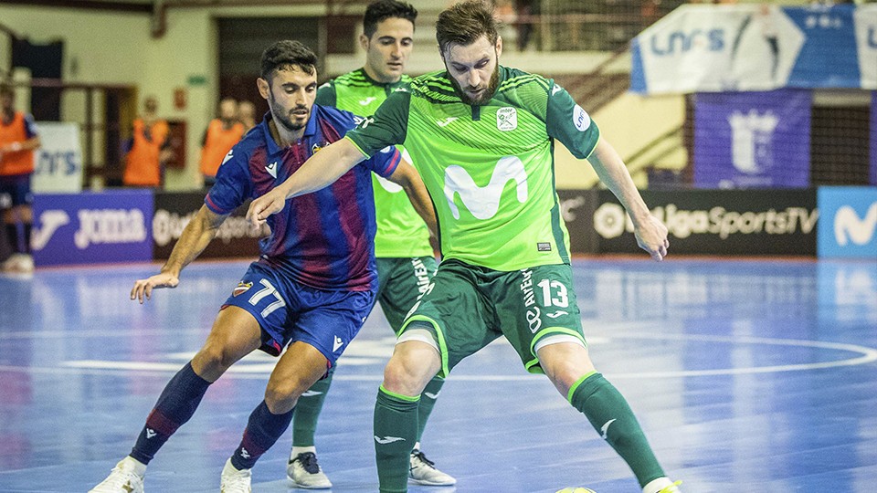 Gadeia, jugador de Movistar Inter, protege el balón ante Rubi, del Levante UD FS.