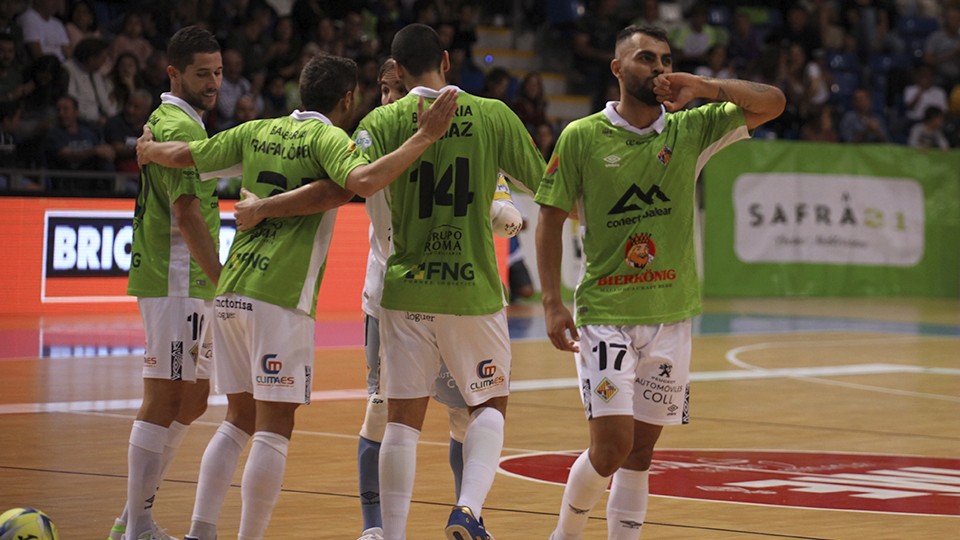 Los jugadores del Palma Futsal celebran un tanto.