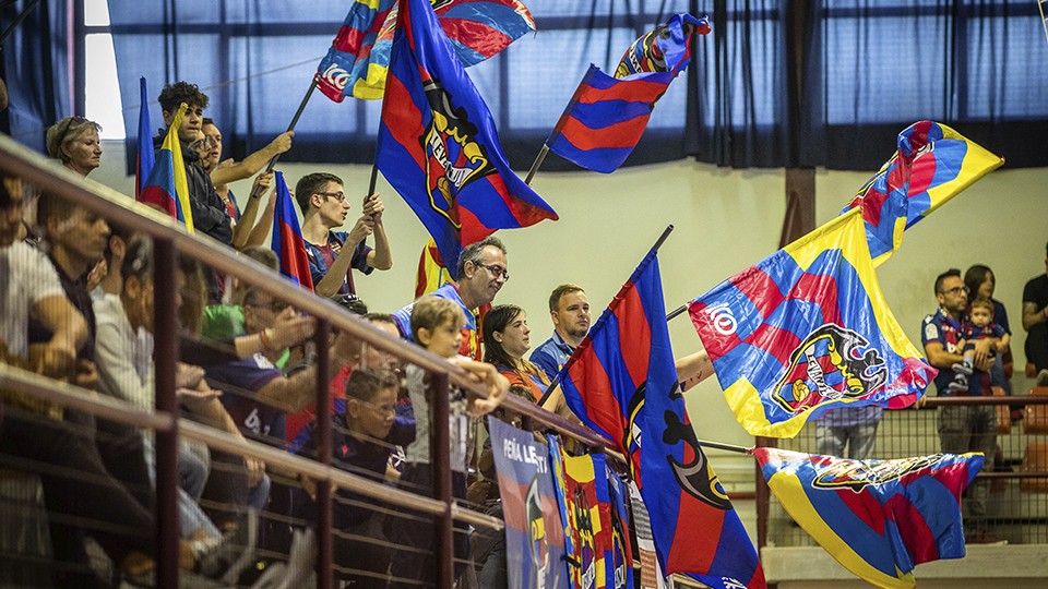 La afición del Levante UD FS, durante un encuentro en el Municipal de Paterna.