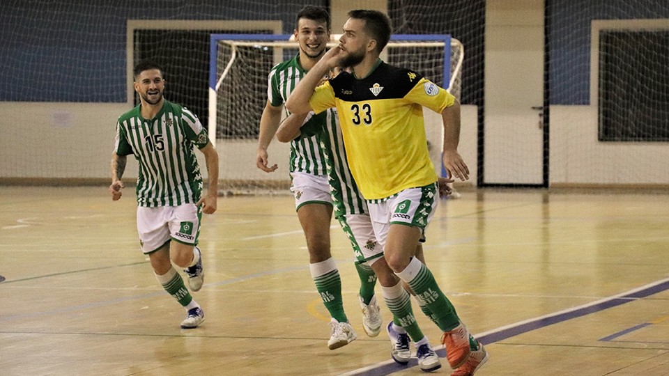 Vícor Arévalo, jugador del Real Betis Futsal, celebra un tanto.