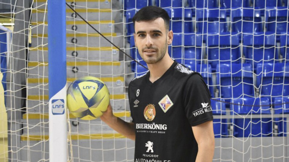 Eloy Rojas, ala del Palma Futsal, posa para una entrevista.