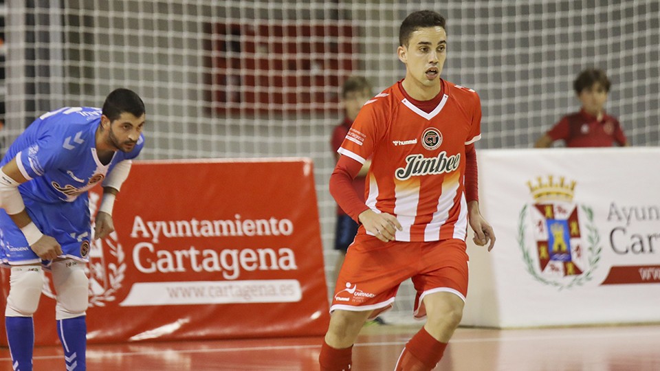 Jesús Izquierdo, jugador del Jimbee Cartagena FS, controla el balón