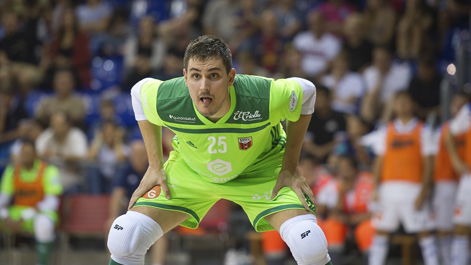 Iván Bernad, portero del Fútbol Emotion Zaragoza, durante un partido.