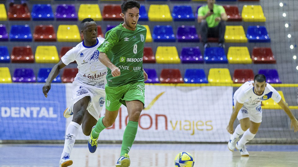 Nacho Caballero, jugador del BeSoccer CD UMA Antequera, ante Keny, del Manzanares FS.