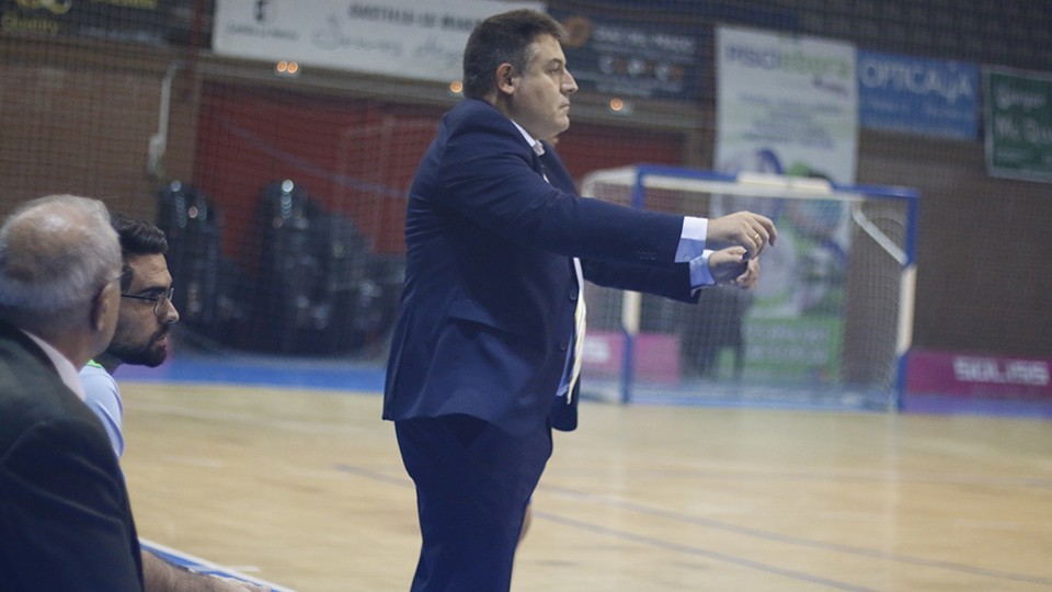 Chema Jiménez, entrenador del Manzanares FS, durante un encuentro.