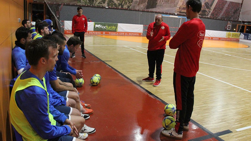 Pato, entrenador del Aspil-Jumpers Ribera Navarra, da instrucciones durante un entrenamiento.