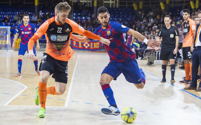 Adolfo, del Barça, y Álex Diz, del Pescados Rubén Burela, pugnan por el balón