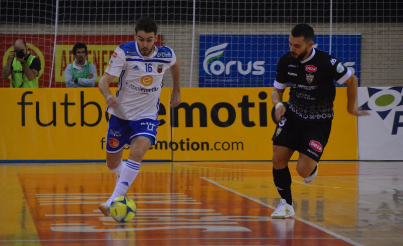 Javi Alonso, del Fútbol Emotion Zaragoza, en una carrera junto a Giasson, del Córdoba Patrimonio de la Humanidad.