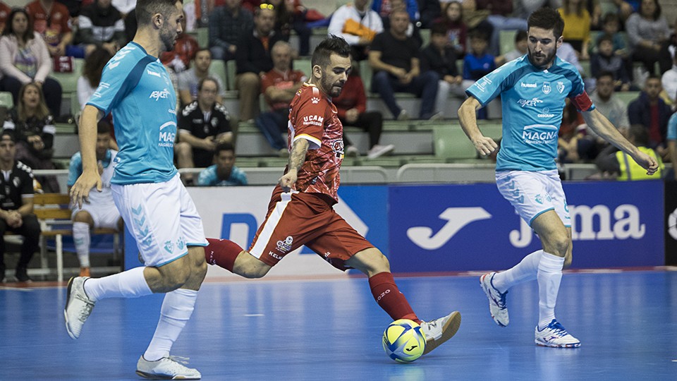 Álex, jugador de ElPozo Murcia, dispara ante Roberto Martil, del CA Osasuna Magna.