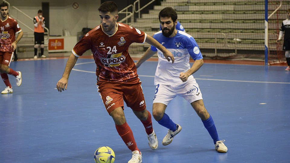 Ismael, jugador de ElPozo Ciudad de Murcia, ante Lucho, del Nítida Alzira.