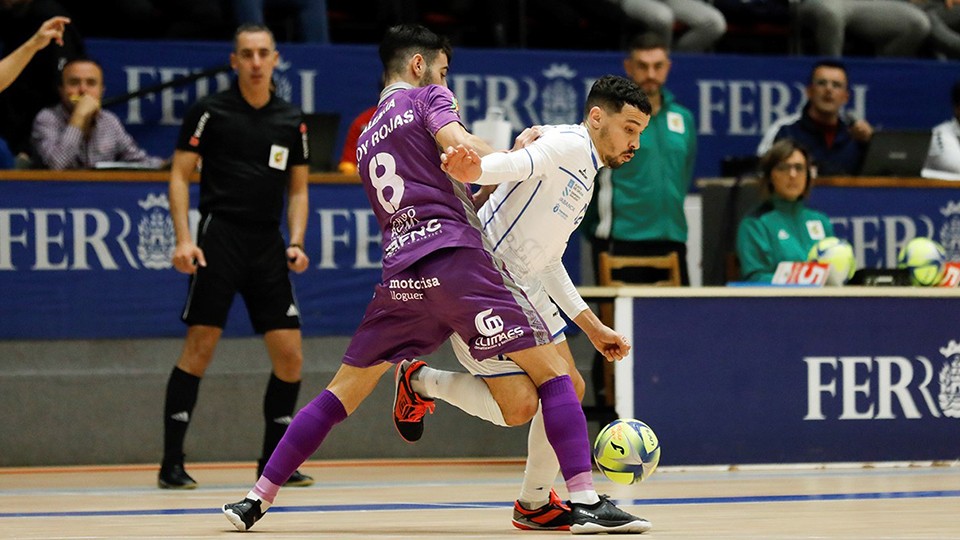 Rahali, del O Parrulo Ferrol, aguanta la presión de Eloy Rojas, del Palma Futsal. 