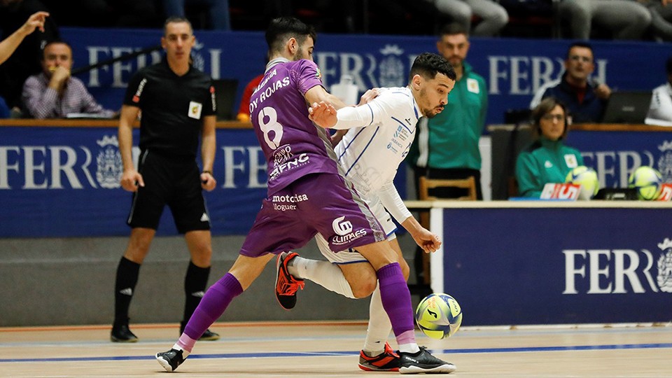 Rahali, del O Parrulo Ferrol, aguanta la presión de Eloy Rojas, del Palma Futsal.