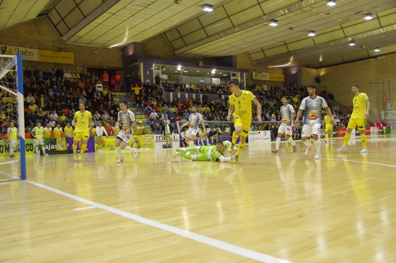 Antonio Pérez, del Jaén Paraíso Interior, anota un gol a Gus, del Aspil Jumpers Ribera Navarra.