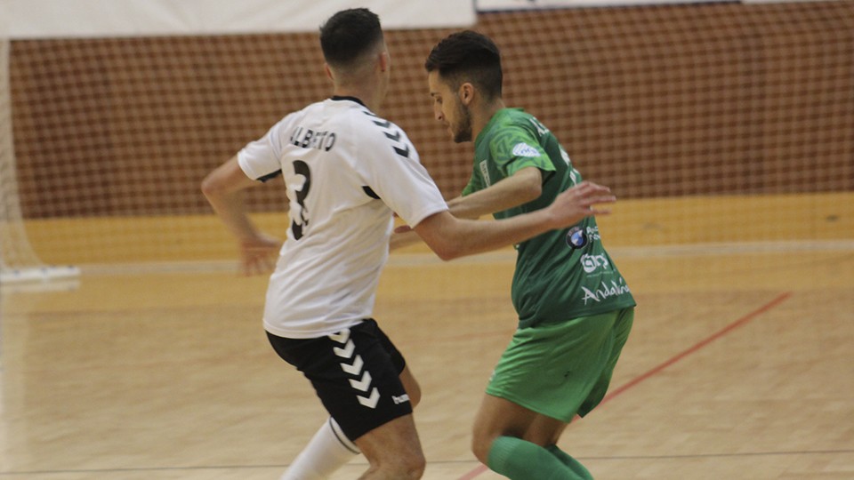 Álex Fuentes, jugador del BeSoccer CD UMA Antequra, ante Alberto, de Rivas Futsal. 