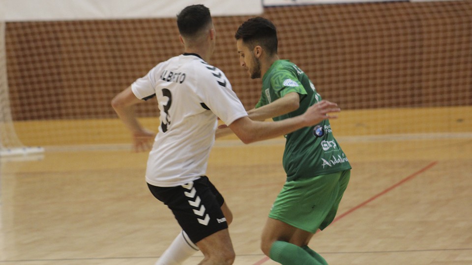 Álex Fuentes, jugador del BeSoccer CD UMA Antequra, ante Alberto, de Rivas Futsal.