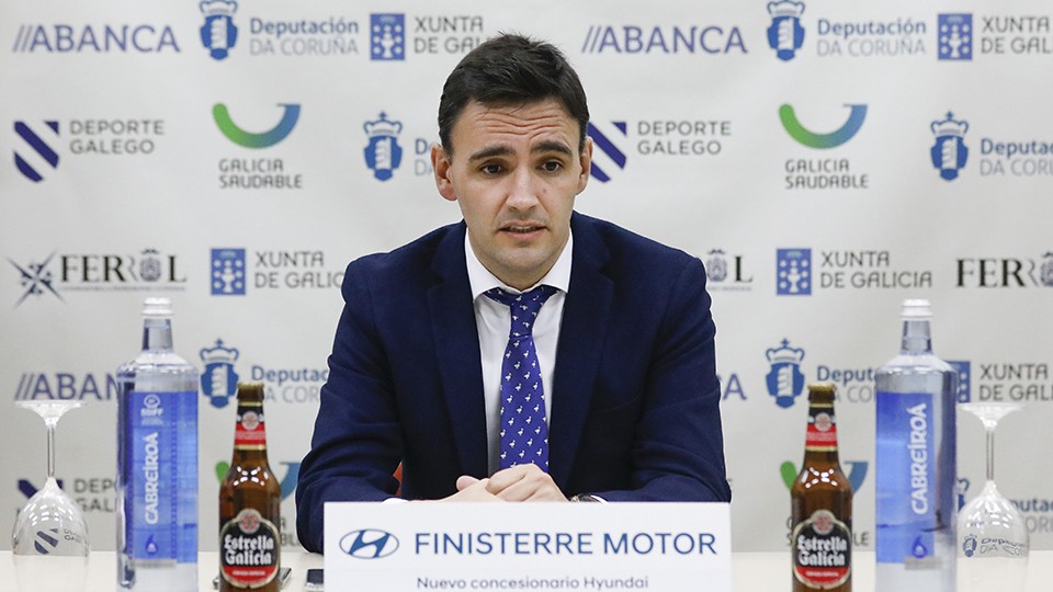 Héctor Souto, entrenador de O Parrulo Ferrol, durante una rueda de prensa. (Foto: Hugo Nidáguila / Instantes Momentos Fotográficos)