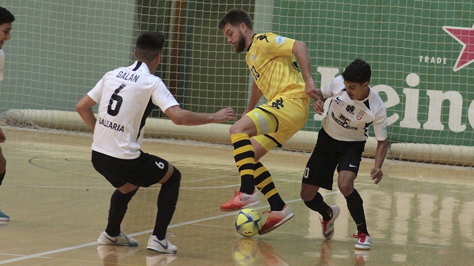 Víctor Arévalo, jugador del Real Betis Futsal, ante Galán, de la Unión África Ceutí.