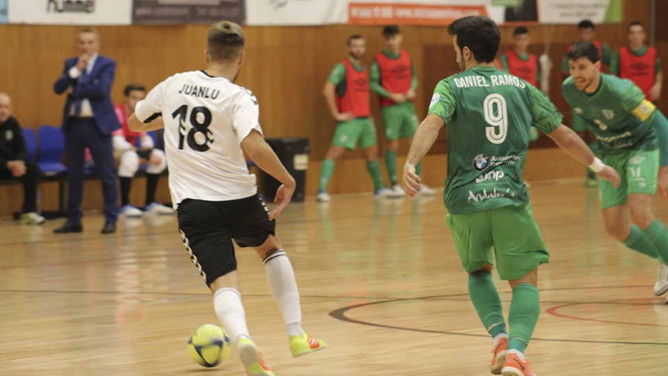 Juanlu, jugador de Rivas Futsal, ante Dani Ramos, del BeSoccer CD UMA Antequera.