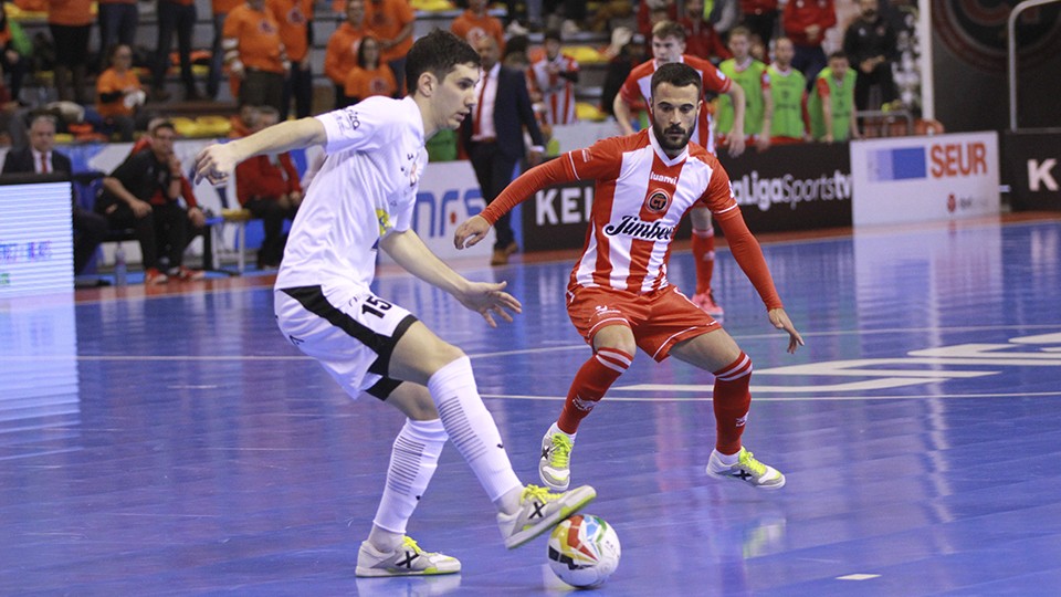 Tripodi, de Aspil Jumpers Ribera Navarra, controla el balón ante Juanpi, del Jimbee Cartagena FS.