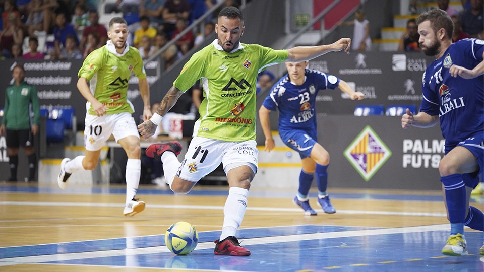 Ximbinha, jugador de Palma Futsal, dispara a puerta.