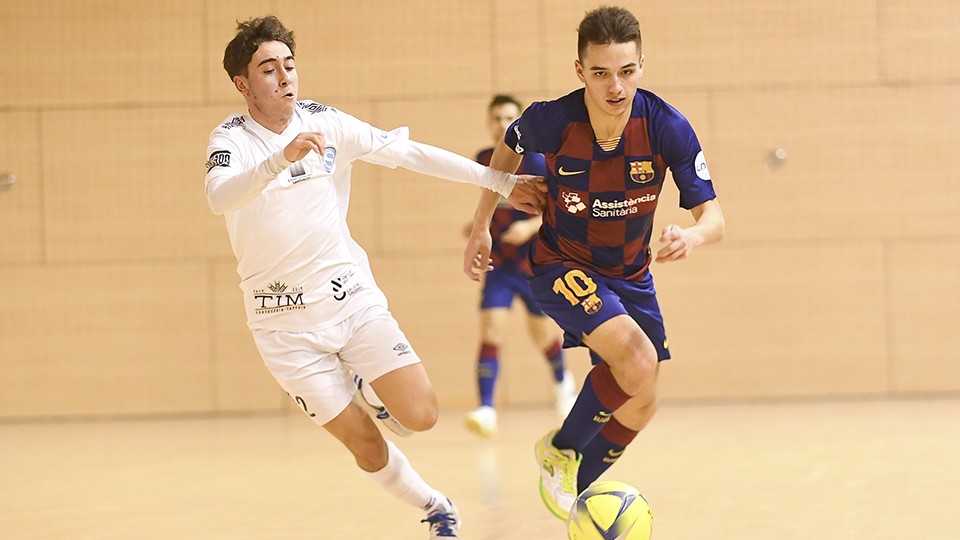 David Peña, jugador del Barça, conduce el balón ante Alberto, del Santiago Futsal.