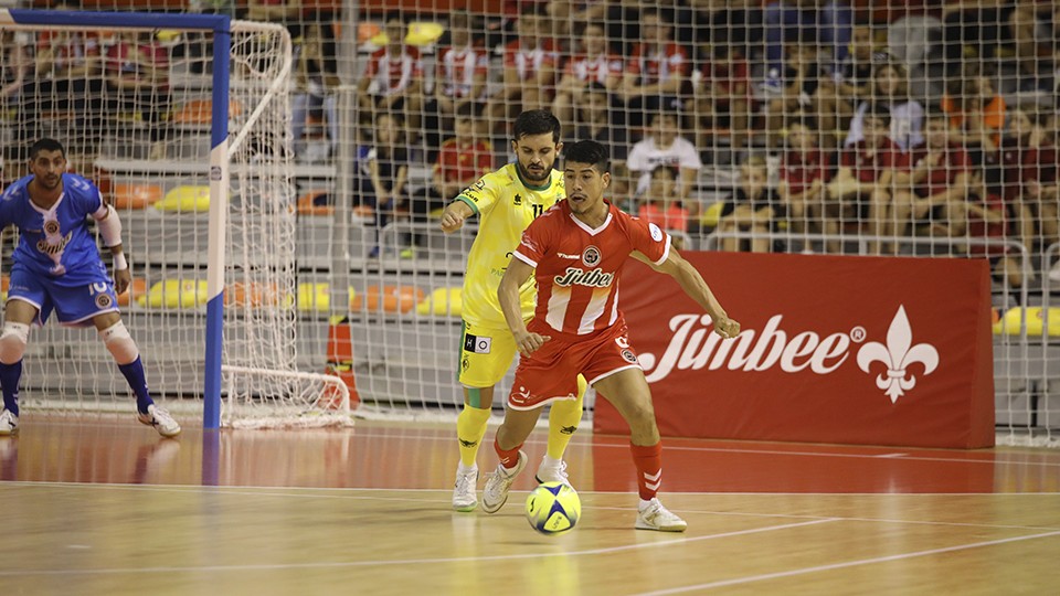 Franklin, del Jimbee Cartagena, protege el balón ante Dani Martín, del Jaén Paraíso Interior.