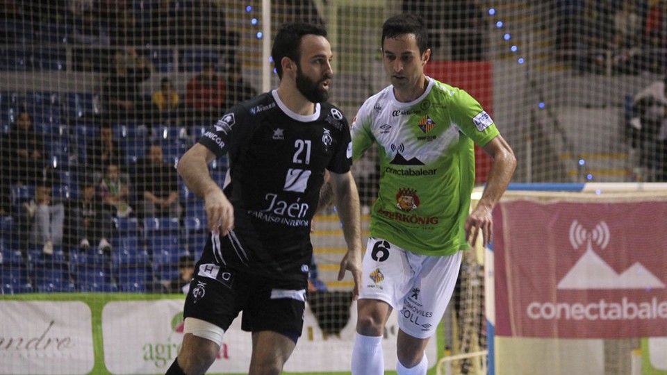 Michel, jugador del Jaén Paraíso Interior, ante Joao, del Palma Futsal.