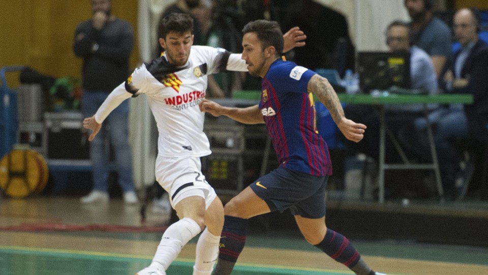 Joselito, jugador del Barça, ante Uri Santos, de Industrias Santa Coloma.