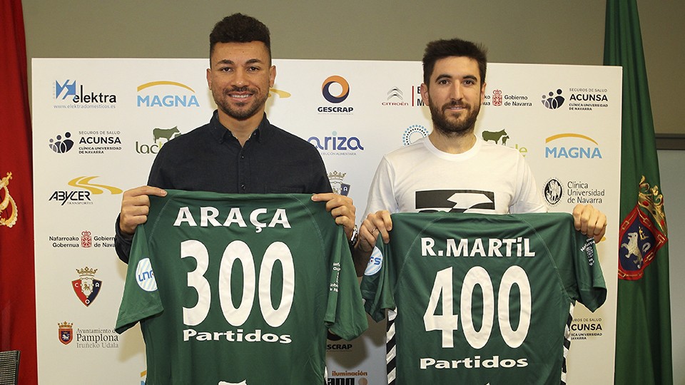Araça y Roberto Martil, de Osasuna Magna, posan con las camisetas.