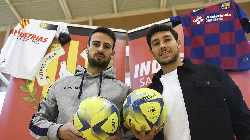 Sepe, jugador del Industrias Santa Coloma y Roger, del Barça, posan antes del derbi.