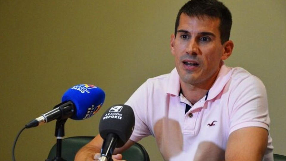 Arturo Santamaría, entrenador del Fútbol Emotion Zaragoza, durante una rueda de prensa.
