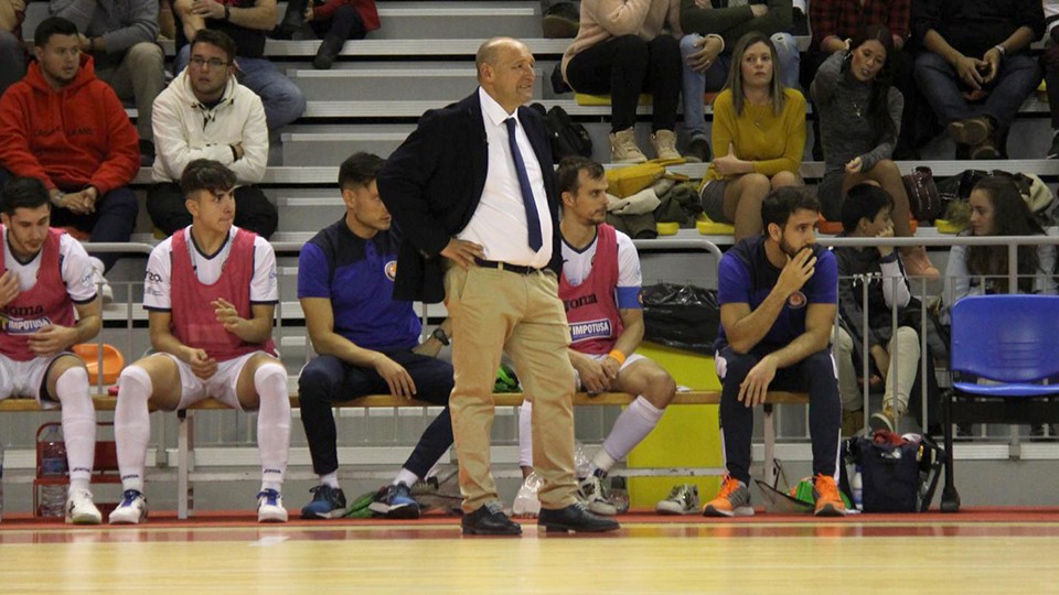 Pato, entrenador del Aspil-Jumpers Ribera Navarra, durante un encuentro.