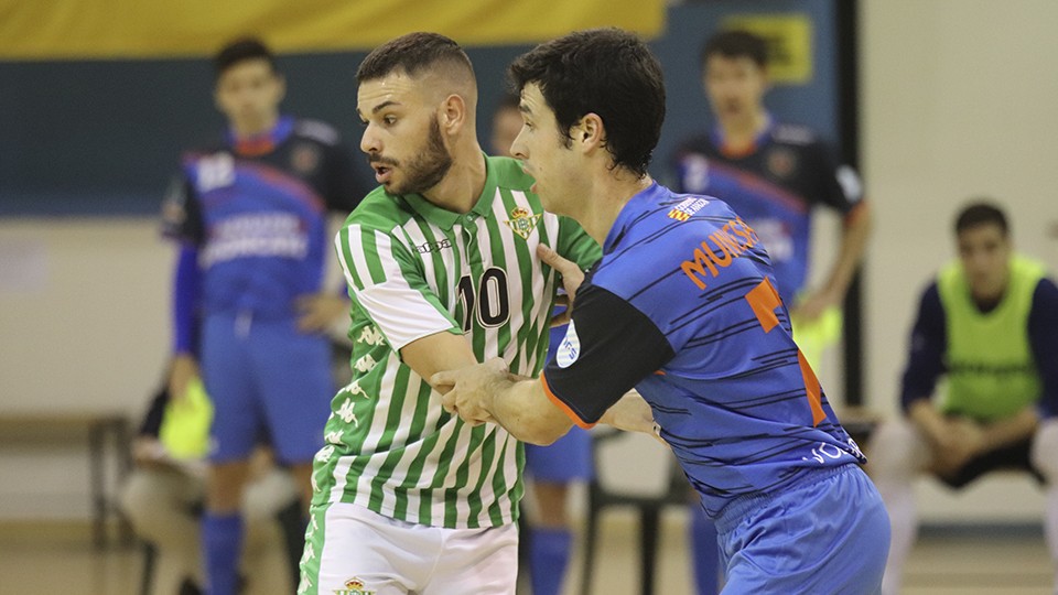 Ivi, jugador del Real Betis Futsal, pugna con Muniesa, del Azulejos Moncayo Colo Colo.
