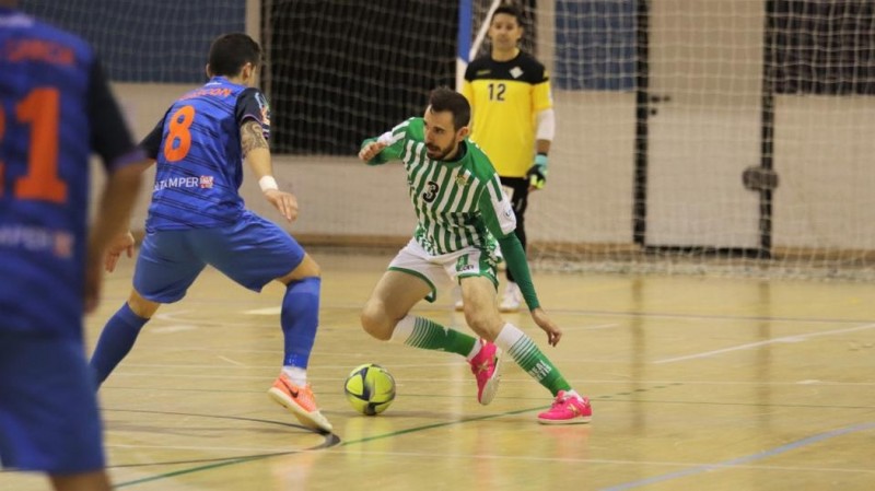 Borja Blanco, jugador del Real Betis Futsal, encara a Gascón, del Azulejos Mocayo Colo Colo.