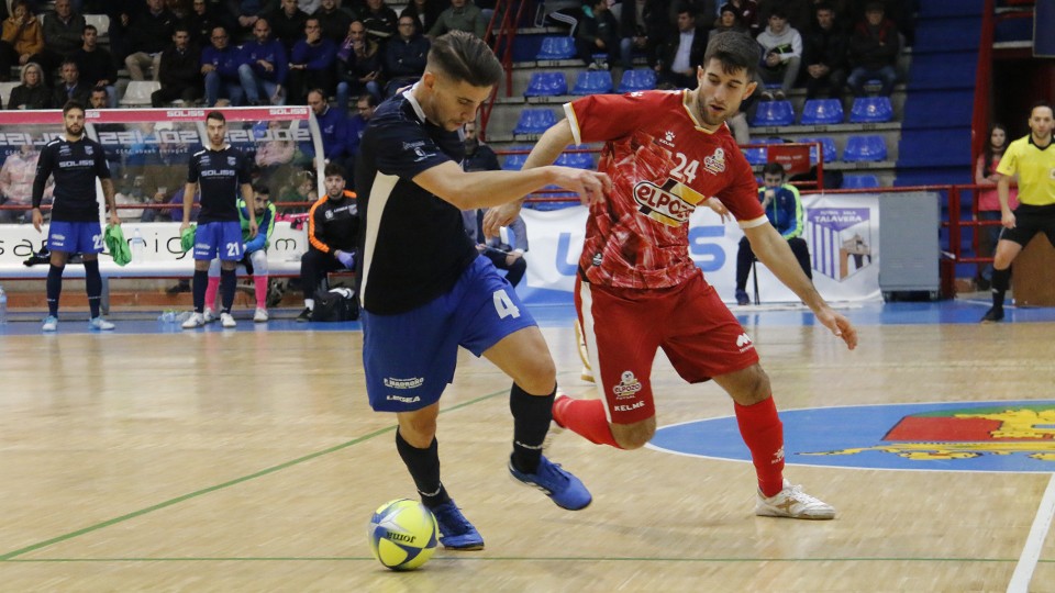 Víctor López, jugador del Soliss FS Talavera, conduce el balón ante Ismael, de ElPozo Ciudad de Murcia. (Foto: Antonio Á. Torres.)