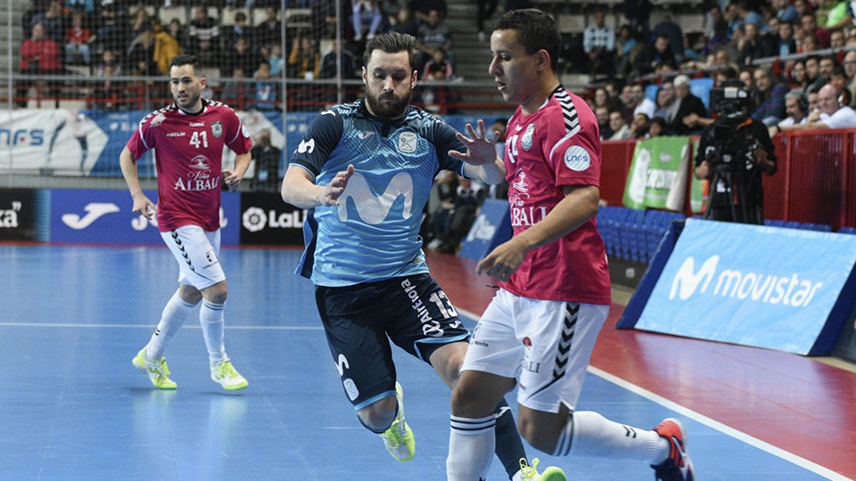 Terry, jugador de Viña Albali Valdepeñas, ante Gadeia, de Movistar Inter. (Foto: Helen Boto
Movistar Inter)