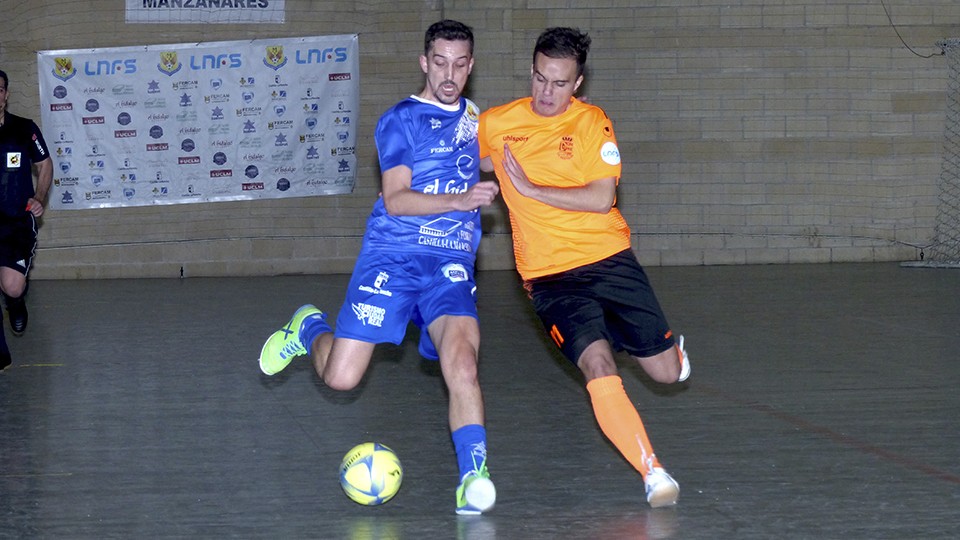 Manu Diz, jugador del Manzanares FS, disputa el balón con Guille, del Ciudad de Móstoles. 