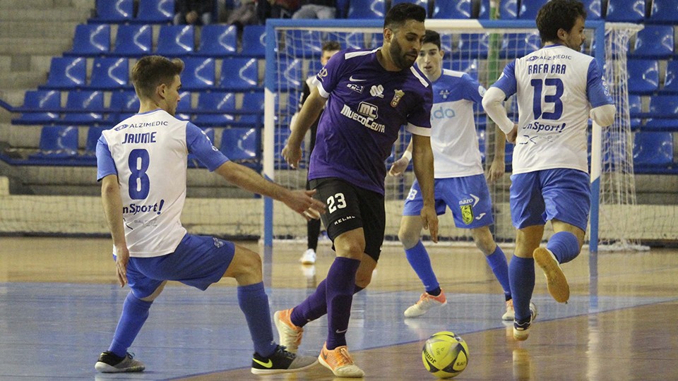 Víctor Cachón, jugador de la Unión África Ceutí, conduce el balón ante Jaume, del Nítida Alzira.