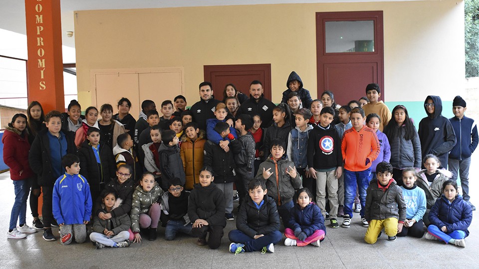 Quintela y Ximbinha, jugadores del Palma Futsal, posan con varios alumnos del CEIP Anselm Turmeda.