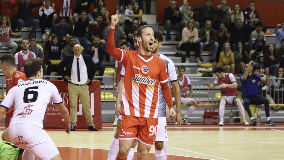 Fernández, jugador del Jimbee Cartagena, celebra un tanto.