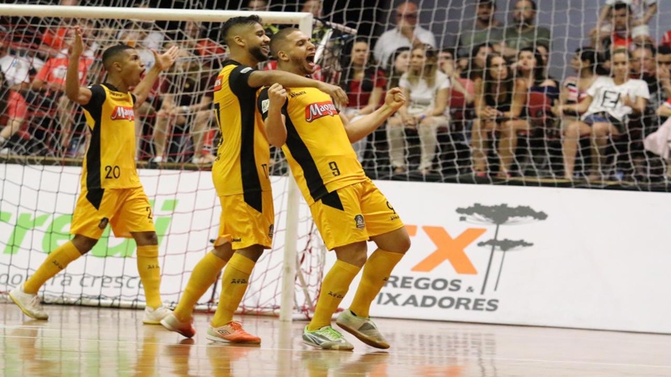 Leozinho, Leandro Lino y Charuto celebran un gol de Magnus