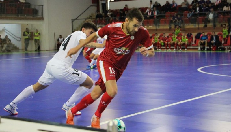 Paradisky, del ElPozo Murcia, conduce el balón ante Douglas Jr, del Kairat Almaty, durante la UEFA Futsal Champions League