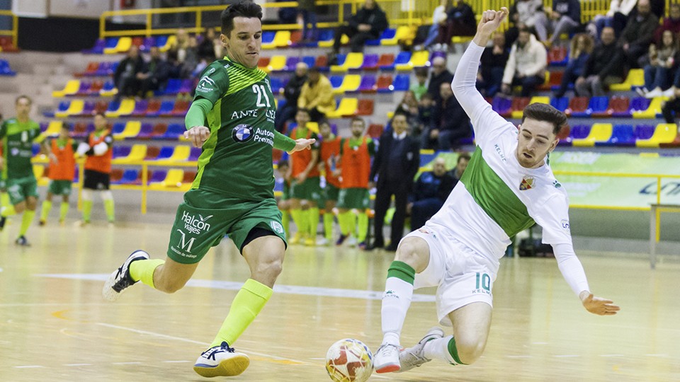 Óscar, de BeSoccer CD UMA Antequera, pelea un balón con Samu, de Irefrank Elche CF.