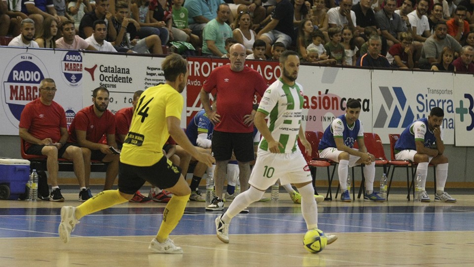 Manu Leal, del Córdoba Patrimonio de la Humanidad, con el balón ante Alan Brandi, de Jaén Paraíso Interior.