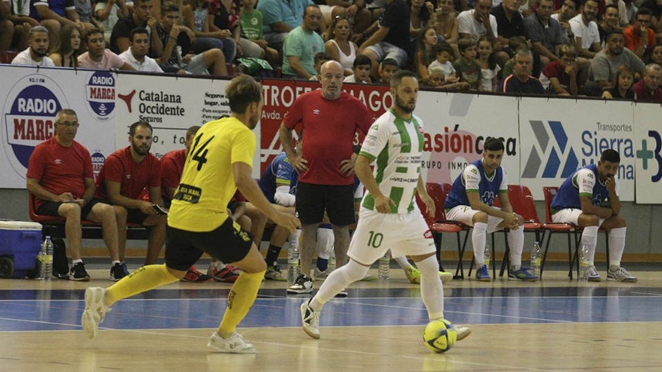 Manu Leal, del Córdoba Patrimonio de la Humanidad, con el balón ante Alan Brandi, de Jaén Paraíso Interior.