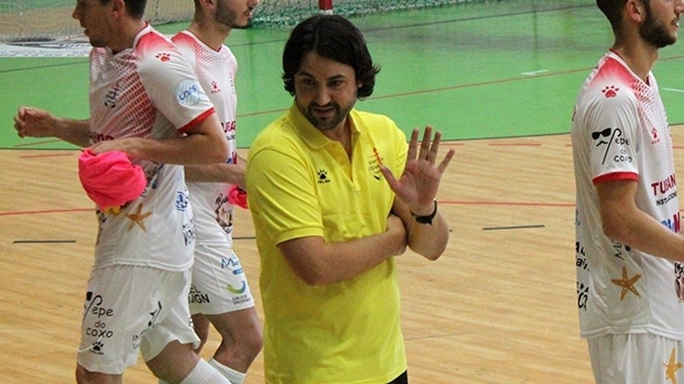 Marlon Velasco, entrenador del Noia Portus Apostoli, durante un encuentro.