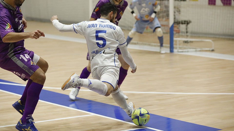 Iván Rumbo, jugador de O Parrulo Ferrol, dispara. (Foto: Hugo Nidáguila / Instantes Momentos Fotográficos)