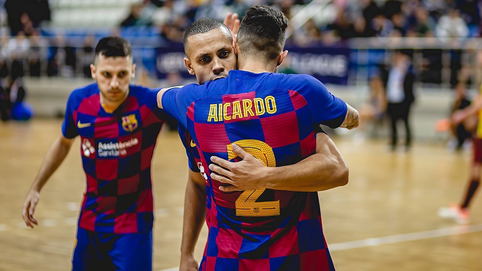 Los jugadores del Barça celebran un tanto.