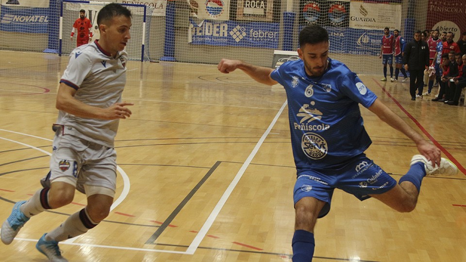 Raúl Gómez, jugador del Servigroup Peñíscola, dispara ante Maxi Rescia, del Levante UD FS. (Foto: Vicent Ferrer i Julià)