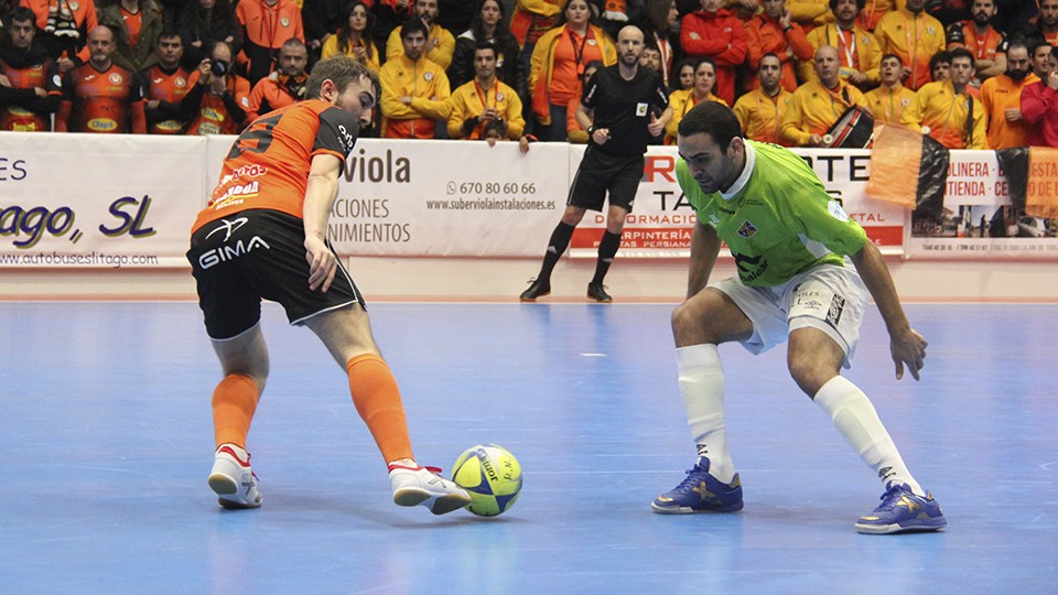 J. Mínguez, jugador del Aspil-Jumpers Ribera Navarra, encara a Tomaz, del Palma Futsal.